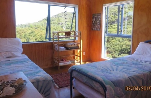 Great Barrier Island Casa | Cómodo bach familiar, cerca de la playa