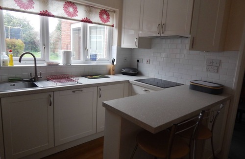 Cherry Hinton Casa | Comfortable Family Stay With Parking and Gardens