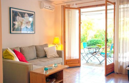 Vouliagmeni Apartamento | Comfortable garden Apt near Vouliagmeni beach