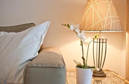 Vouliagmeni Apartamento | Comfortable garden Apt near Vouliagmeni beach
