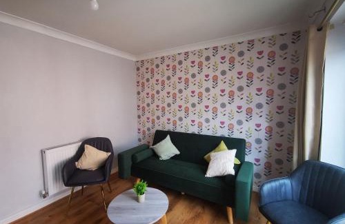 Swindon Casa | Comfortable 5 Bed Sleeps 5 Free Parking