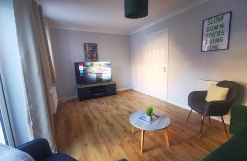 Swindon Casa | Comfortable 5 Bed Sleeps 5 Free Parking