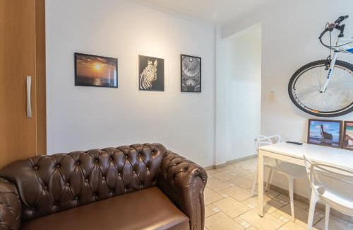 Santos Apartamento | Comfortable Gonzaga Apartament - Em 1 minuto a pé tá na PRAIA Gonzaga em Santos e no Shopping Balneário, 2 ar-condicionados, portaria 24 horas, elevador, 1 vaga carro Gratís, wi-fi Grátis, enxoval Gratuito, PRAIA Santos Gonzaga, Bicicleta disponí