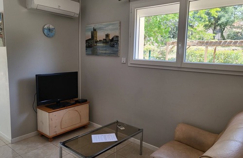 Reynes Cama Y Desayuno | Comfortable guest room with terrace, large swimming pool (+ kitchen)