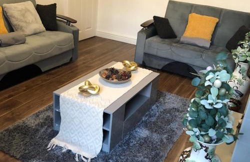 Bolton Casa | Comfortable Home From Home Bolton Central - Sleeps - 10