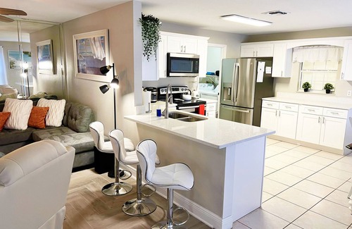 Orlando Casa | Comfortable home in a privileged area , JUST 7 MI to DISNEY PARKS!