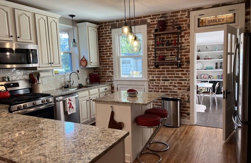 Lindenwood Park Casa | Comfortable home in lovely Lindenwood Park neighborhood with all the amenities.