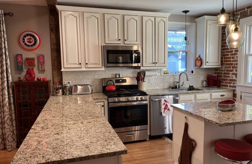 Lindenwood Park Casa | Comfortable home in lovely Lindenwood Park neighborhood with all the amenities.