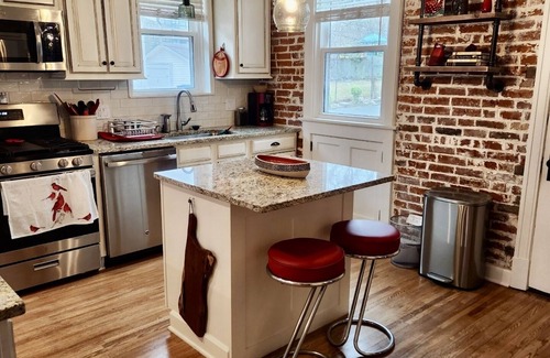 Lindenwood Park Casa | Comfortable home in lovely Lindenwood Park neighborhood with all the amenities.