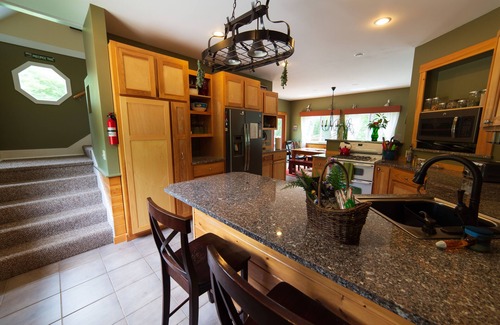 Bar Harbor Casa | Cómoda casa en 3 acres arbolados privados en el corazón de Mount Desert Island