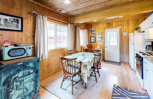 Joseph Cabina | Comfortable Home w/ Gas Fireplace, WiFi & Backyard - Close to Lake Activities