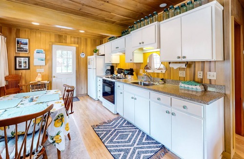 Joseph Cabina | Comfortable Home w/ Gas Fireplace, WiFi & Backyard - Close to Lake Activities