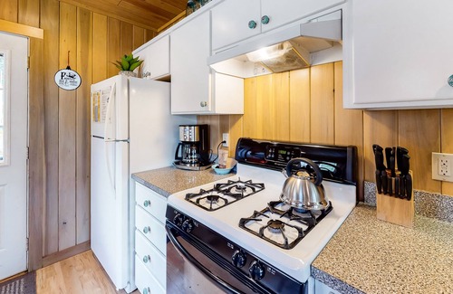 Joseph Cabina | Comfortable Home w/ Gas Fireplace, WiFi & Backyard - Close to Lake Activities