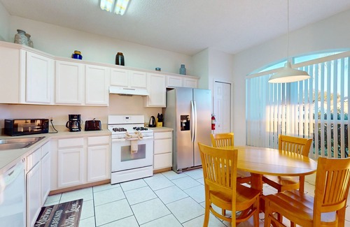 Esprit Casa | ¡NUEVO LISTADO! Cómoda casa con solarium, piscina y acceso al lago y Disney World