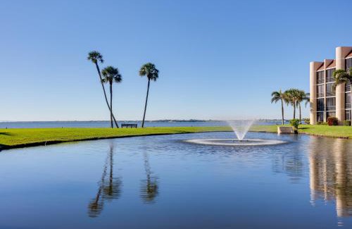 Jensen Beach Apartamento | Comfortable Jensen Beach Condo with Pool View!