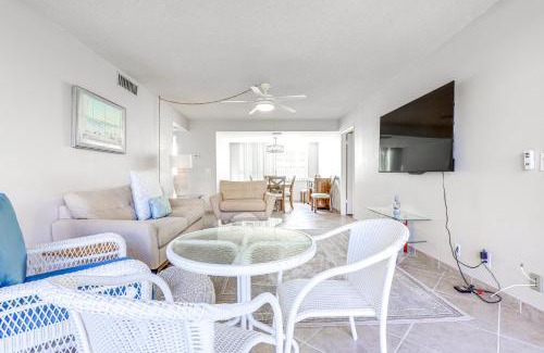 Jensen Beach Apartamento | Comfortable Jensen Beach Condo with Pool View!