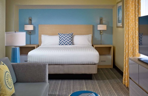 Tucson Hotel | Comfortable King Stay w/Outdoor Pool & Free Breakfast! Pet Friendly!