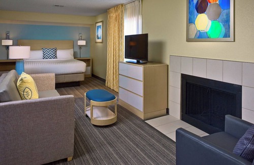 Tucson Hotel | Comfortable King Stay w/Outdoor Pool & Free Breakfast! Pet Friendly!