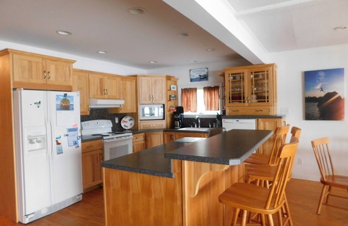 Raymond Casa | Comfortable lake house just 30' from Little Sebago Lake in quiet neighborhood