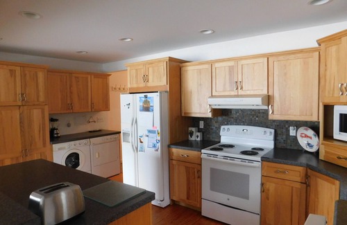 Raymond Casa | Comfortable lake house just 30' from Little Sebago Lake in quiet neighborhood