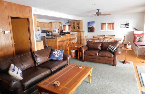 Raymond Casa | Comfortable lake house just 30' from Little Sebago Lake in quiet neighborhood