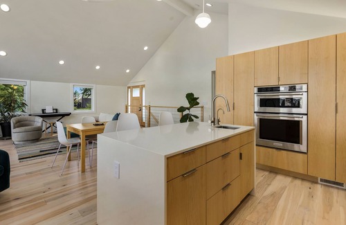 Seattle Metro Area Casa | Comfortable Lake-View Home in Seattle