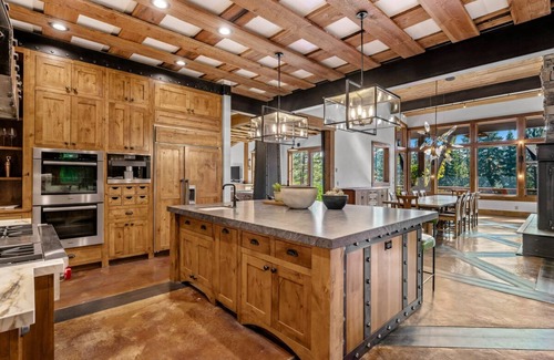 Truckee Cabina | Comfortable Luxury Close to Northstar Village, Trails, & Slopes!