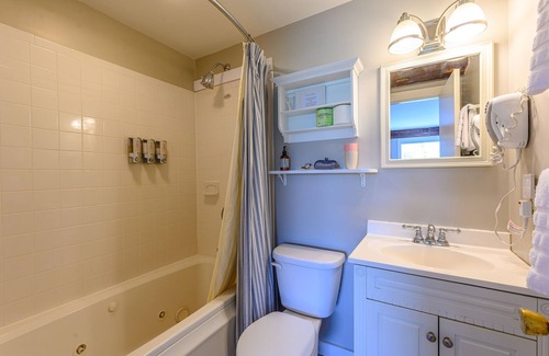 Stowe Cama Y Desayuno | Comfortable, pet friendly room with queen bed, a stunning view of Mount Mansfield, sitting area and a fireplace with full service breakfast included