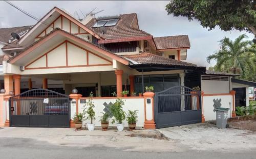 Taman Jati Casa | Comfortable Private Swimming Pool Homestay Melaka 20 Pax 5R3B