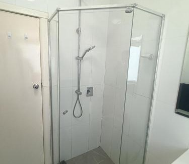 West Ryde Casa | Comfortable Queen Room in Quiet House - E3