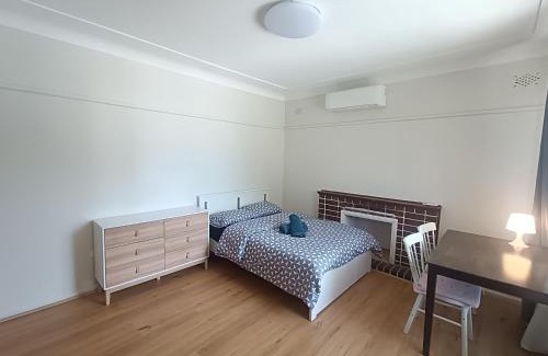 West Ryde Casa | Comfortable Queen Room in Quiet House - E3
