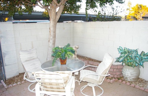 Tempe Condominio | Condominio tranquilo y confortable con plano de planta abierto y bañera de hidromasaje privada en Tempe