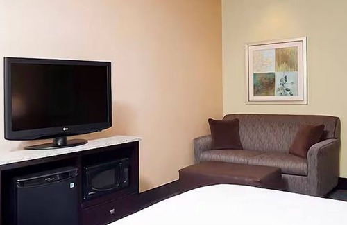South Bend Hotel | Comfortable Room w/ Sofa Bed & Hot Breakfast Included – Ideal for Families