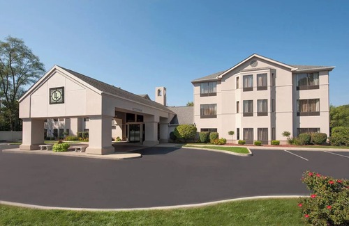 South Bend Hotel | Comfortable Room w/ Sofa Bed & Hot Breakfast Included – Ideal for Families