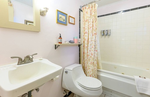 Stowe Cama Y Desayuno | Comfortable room with queen bed and twin trundle, a stunning view of Mount Mansfield, sitting area with couch and a parlor stove with full service breakfast included