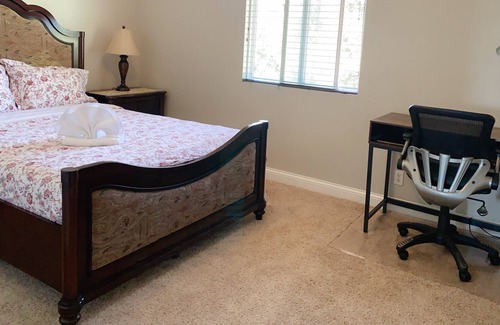 Eastvale Casa | Comfortable Rooms #201 In A House: Queen Bed + Free WiFi + Work Desk