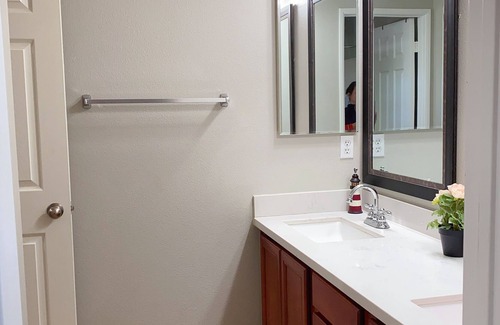 Eastvale Casa | Comfortable Rooms #201 In A House: Queen Bed + Free WiFi + Work Desk