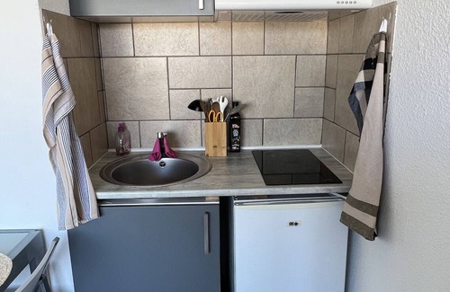 Balaruc-les-Bains Apartamento | Comfortable studio, ideally located with parking, for curists.
