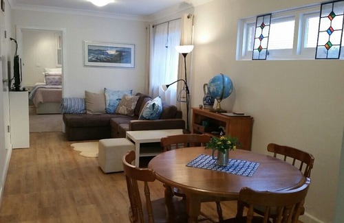 St Ives Apartamento | Comfortable, safe, quiet one bedroom granny flat; walk to shops and buses