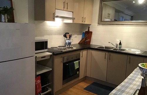 St Ives Apartamento | Comfortable, safe, quiet one bedroom granny flat; walk to shops and buses