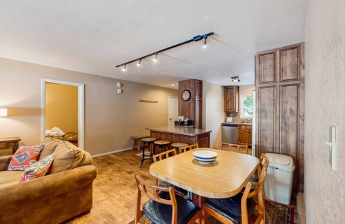 Taos Ski Valley Condominio | Comfortable ski-in / ski-out condo, with gas stove, soaking tub, balcony & WIFI
