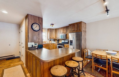 Taos Ski Valley Condominio | Comfortable ski-in / ski-out condo, with gas stove, soaking tub, balcony & WIFI