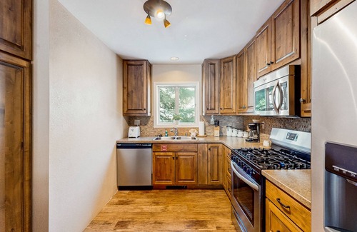Taos Ski Valley Condominio | Comfortable ski-in / ski-out condo, with gas stove, soaking tub, balcony & WIFI
