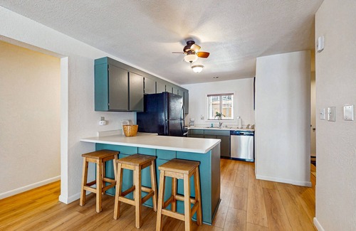 Taos Ski Valley Condominio | Comfortable ski-in / ski-out, creekside condo, with gas stove, soaking tub, WIFI