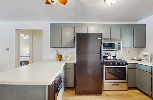 Taos Ski Valley Condominio | Comfortable ski-in / ski-out, creekside condo, with gas stove, soaking tub, WIFI