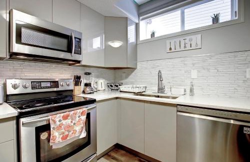Panorama Hills Apartamento | Comfortable & Spacious Basement Suite With WorkStation In Panorama