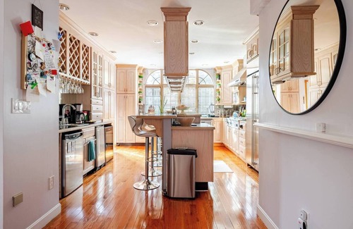 Everett Casa | Comfortable & Spacious Luxury Home w/ Chef’s Kitchen only 15 mins to Boston