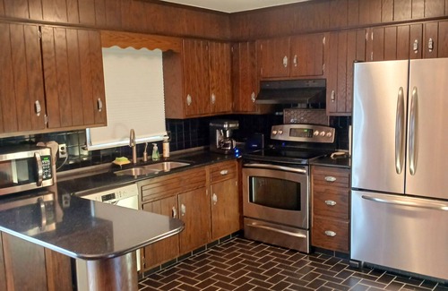 Narvon Casa | Comfortable Split Level with Hot Tub, High Speed Internet