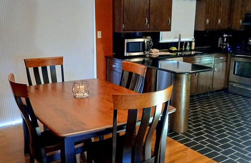 Narvon Casa | Comfortable Split Level with Hot Tub, High Speed Internet
