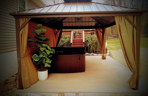 Narvon Casa | Comfortable Split Level with Hot Tub, High Speed Internet